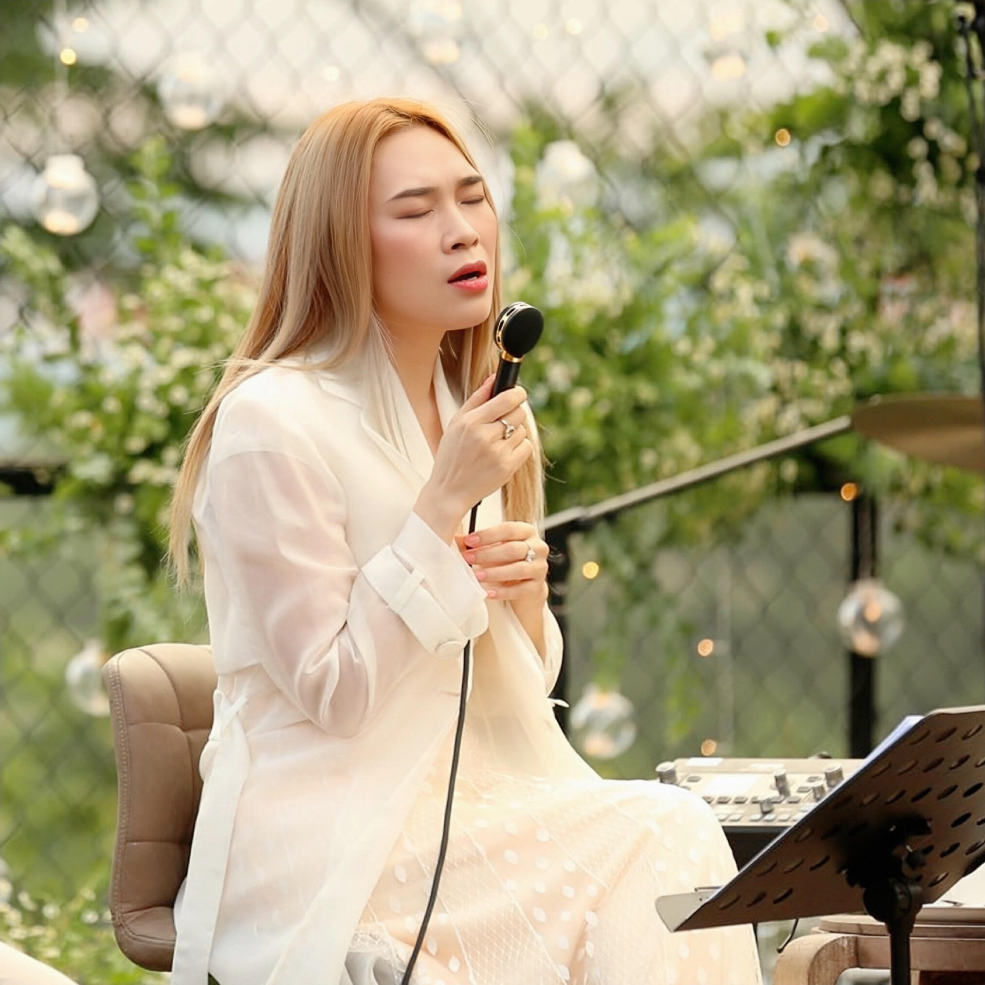 Релиз Hơn Cả Yêu