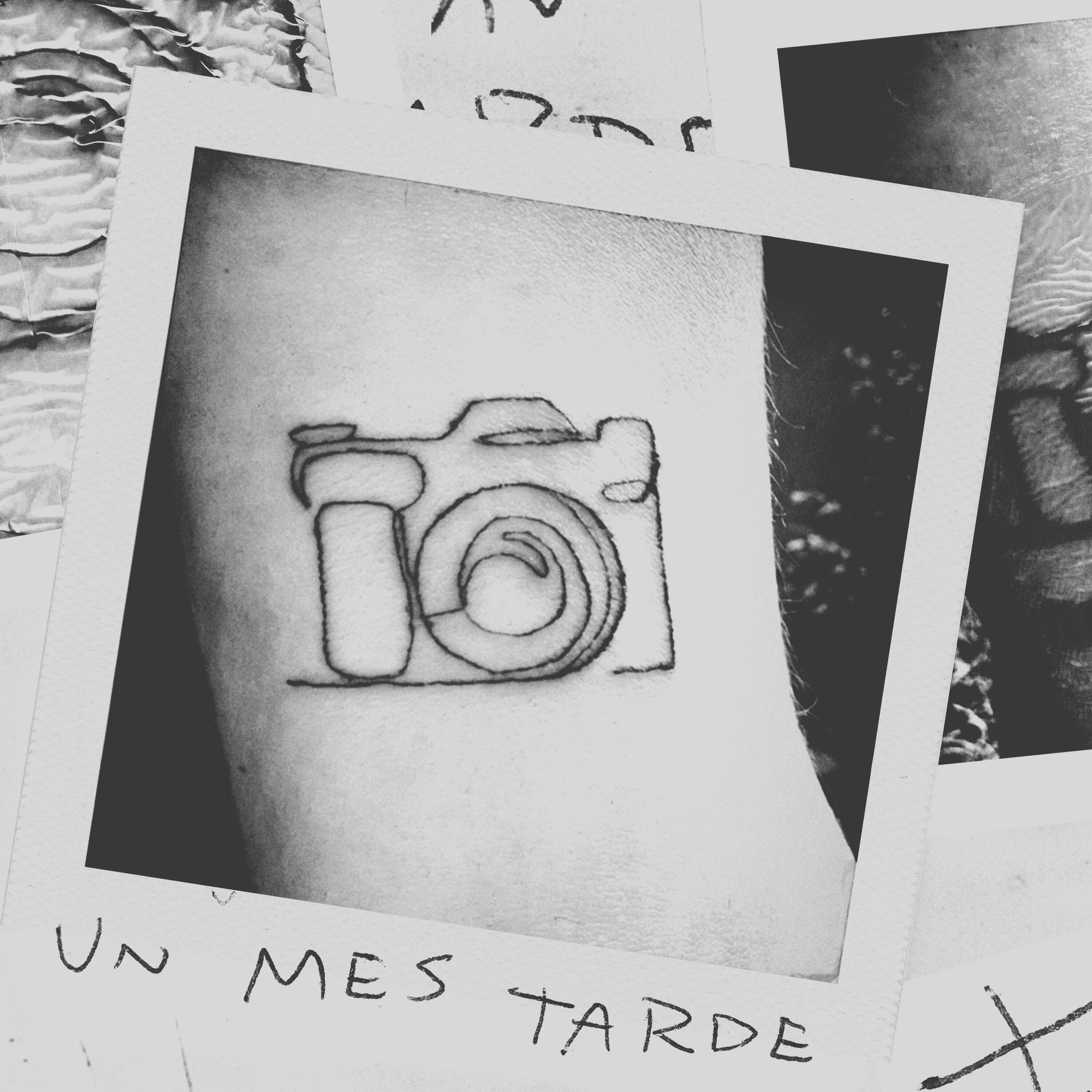 Релиз Un Mes Tarde