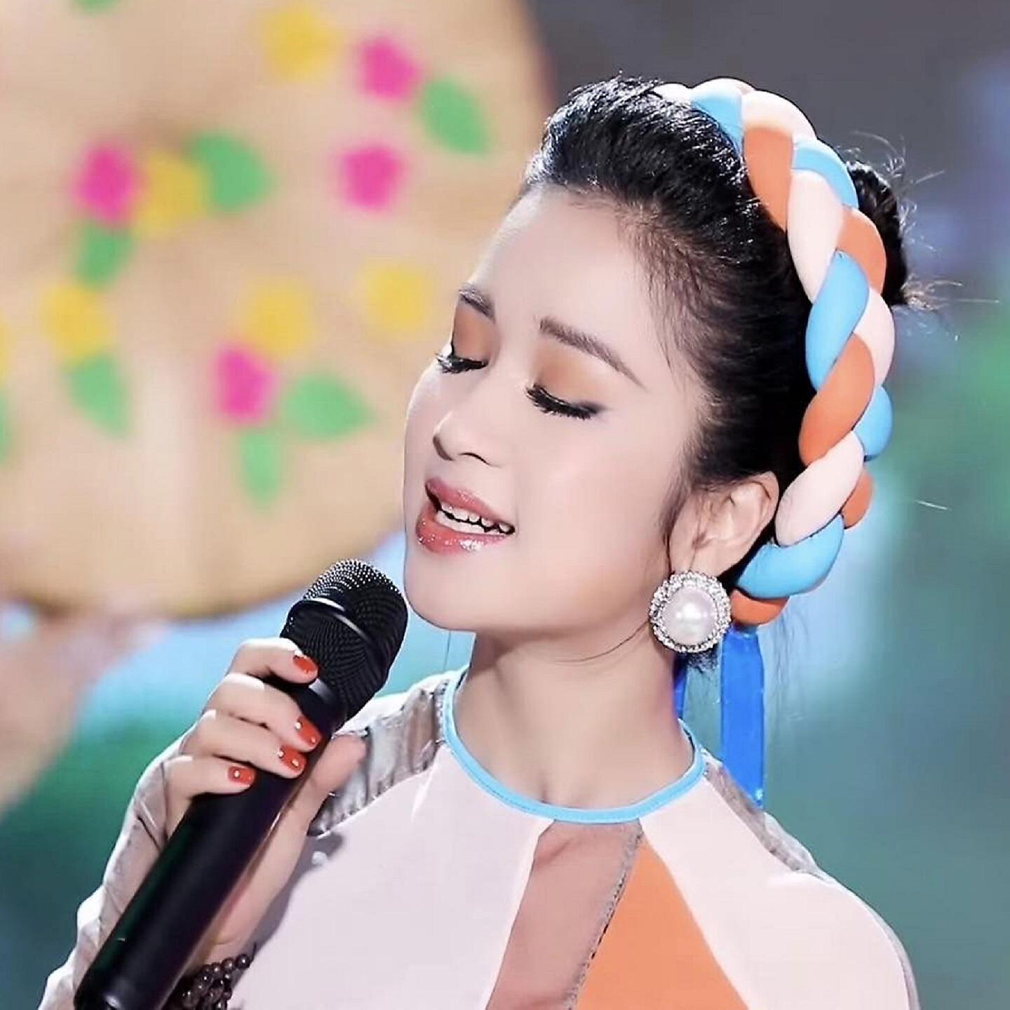 Трек Con tim đang cố quên