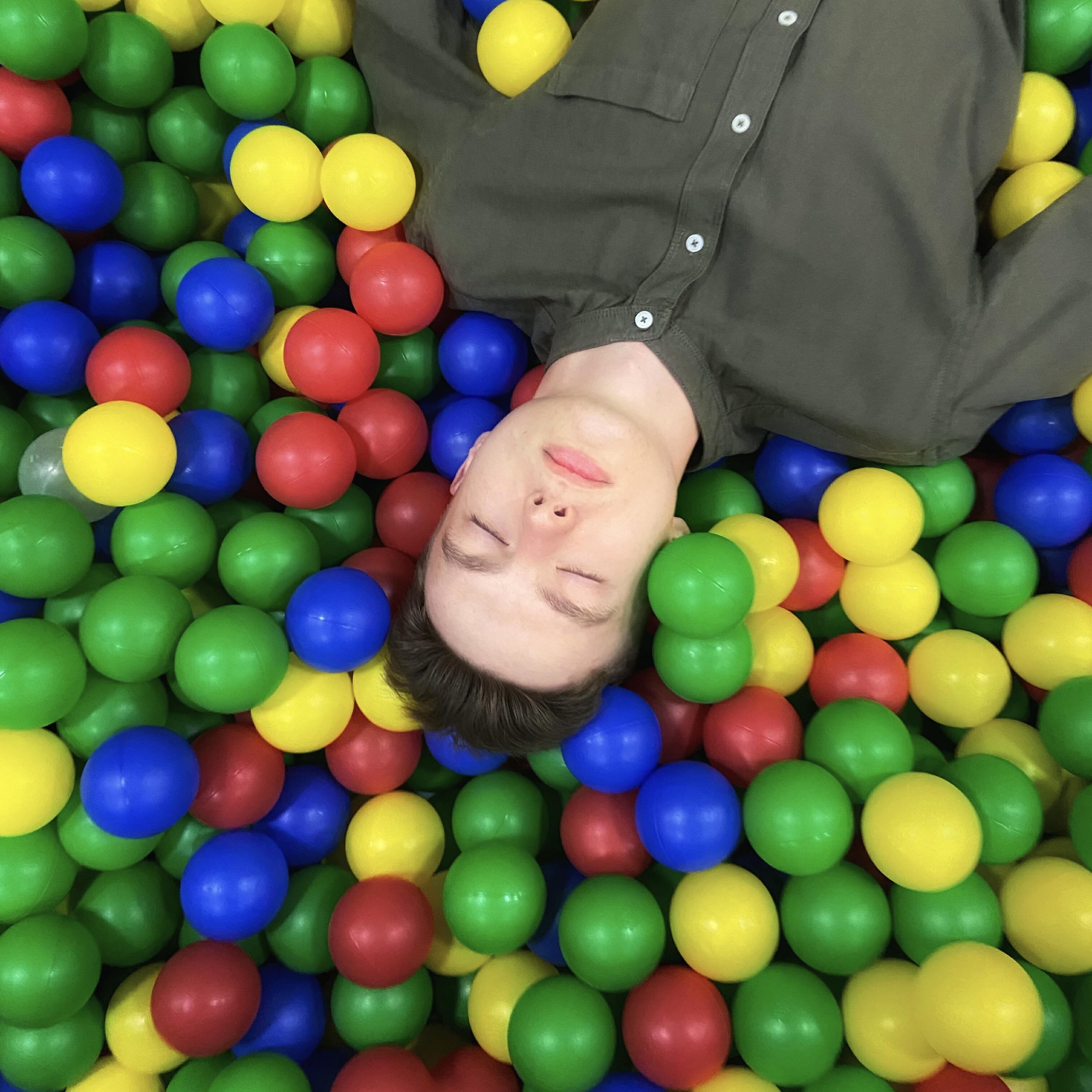 Релиз Падая в бассейн из пластмассовых мячей