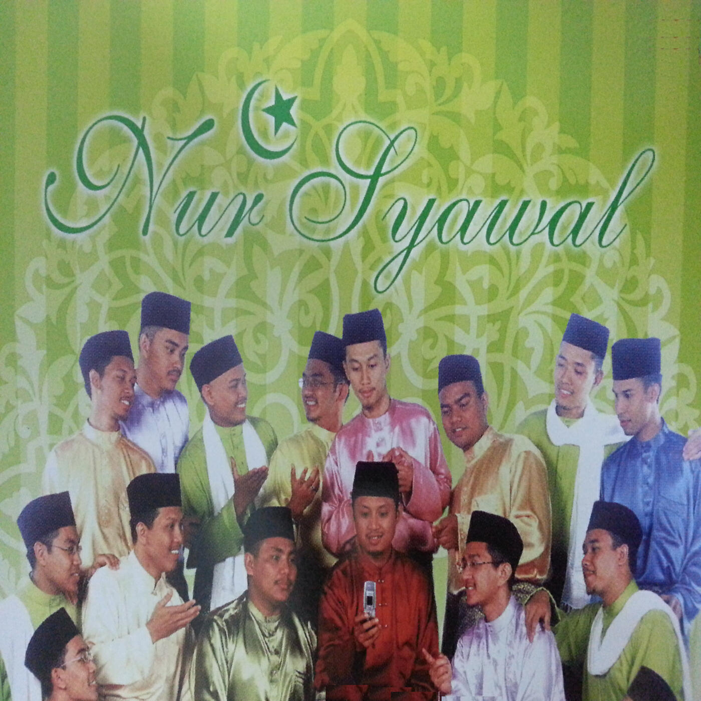 Трек Di Suatu Hari Raya