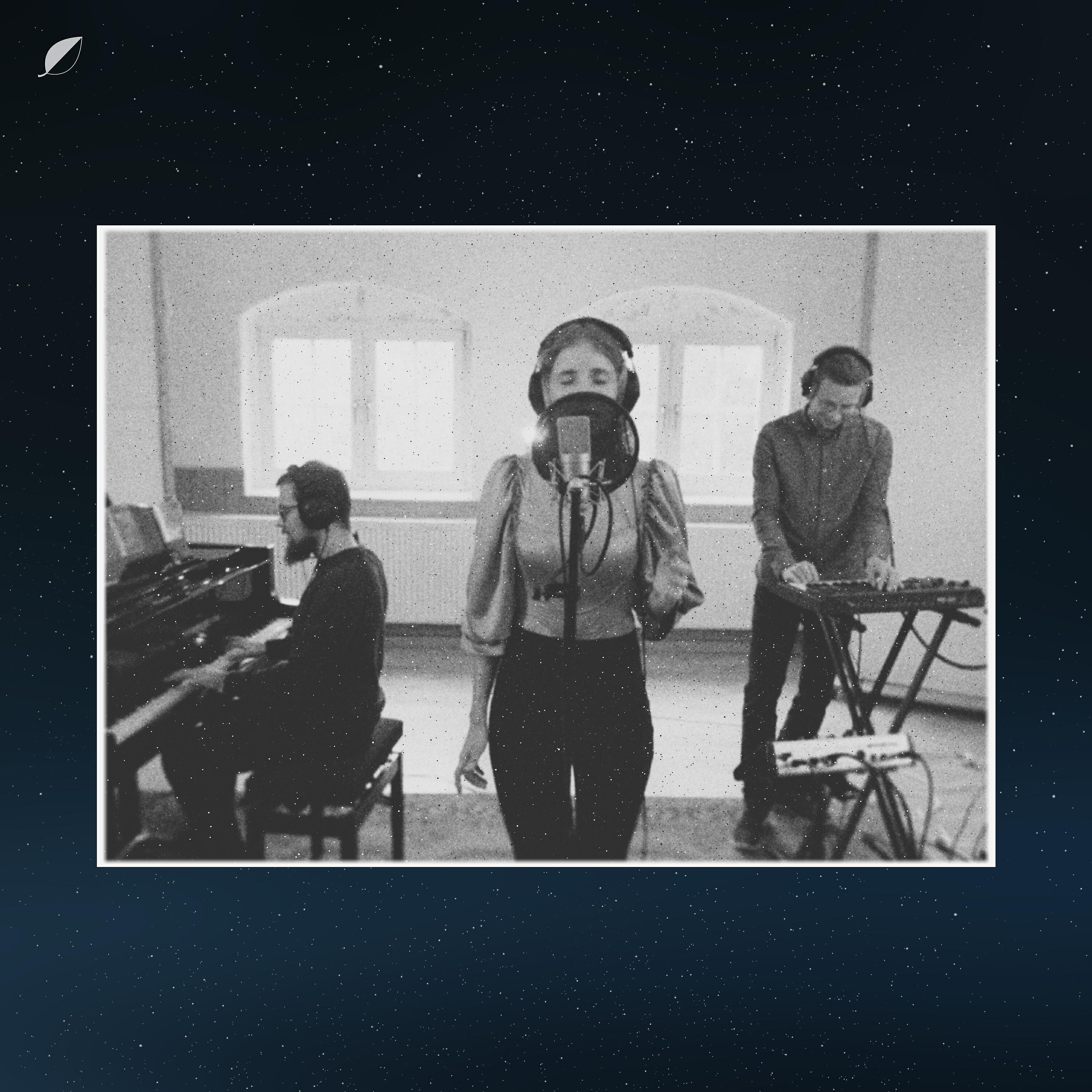 Релиз Perfect Strangers (feat. Luna Morgenstern) (Acoustic Version)