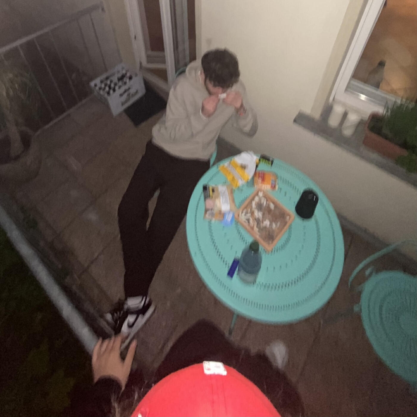 Релиз 100 Kippen Auf Balkon