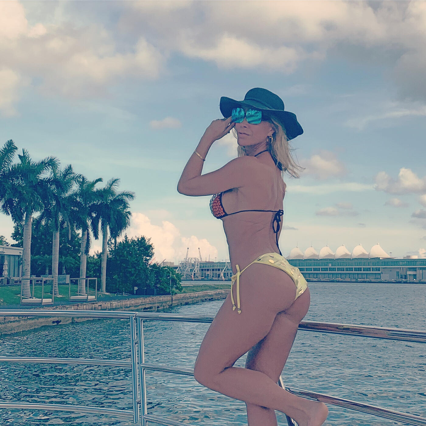 Релиз A La Carra