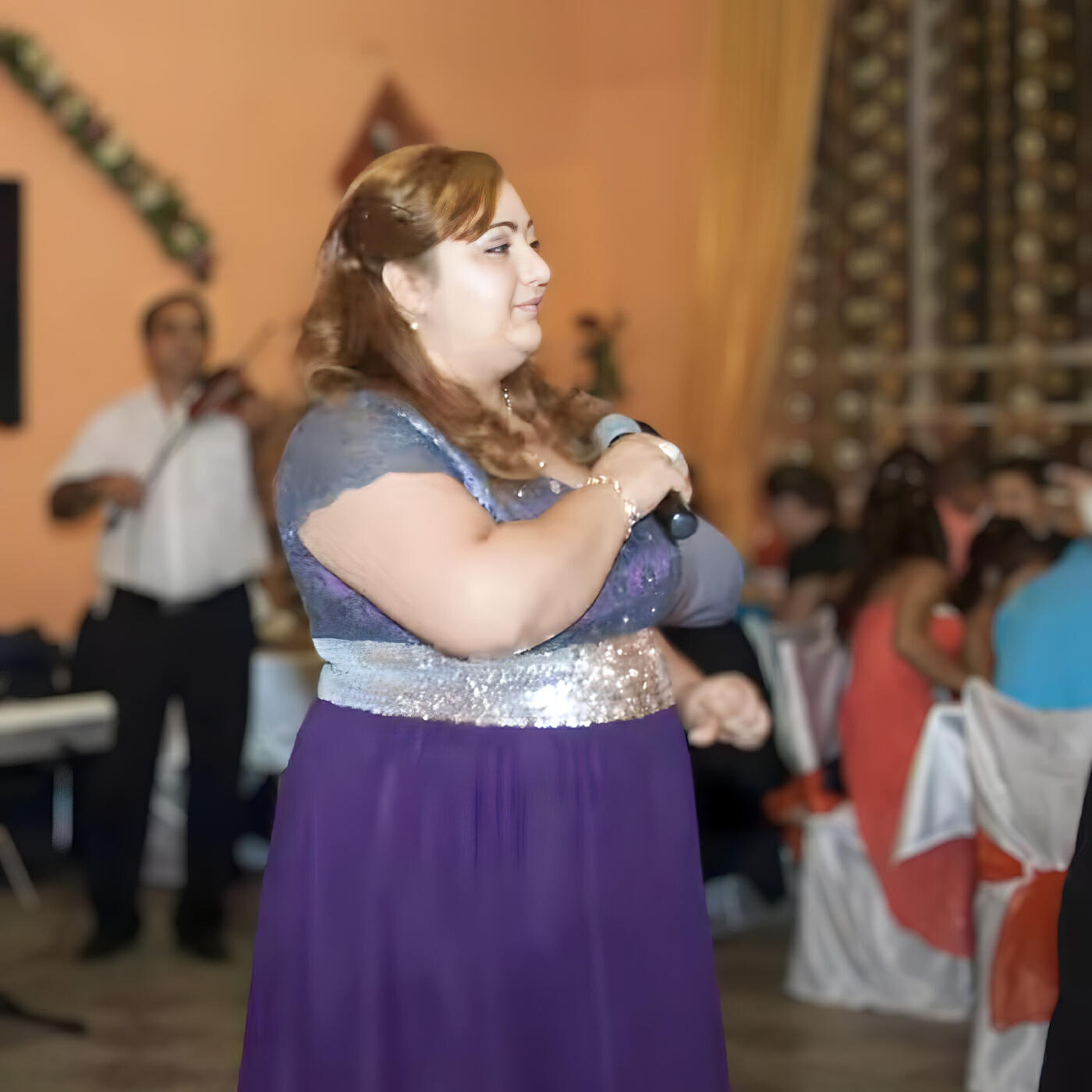 Трек Cine Petrece Cu Mine