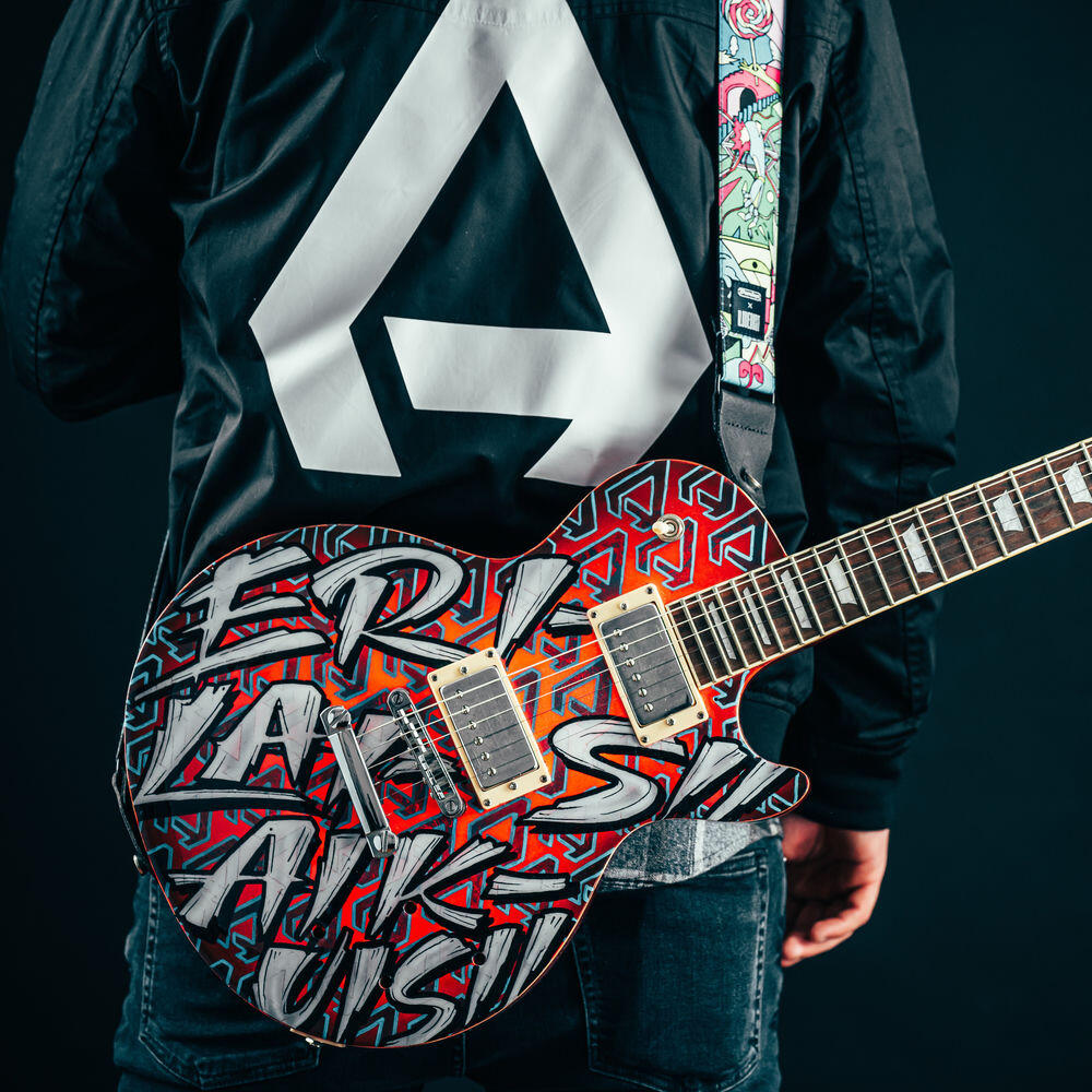 Релиз Erilaisii aikuisii