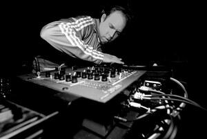DJ F