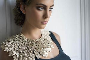Nora Arnezeder