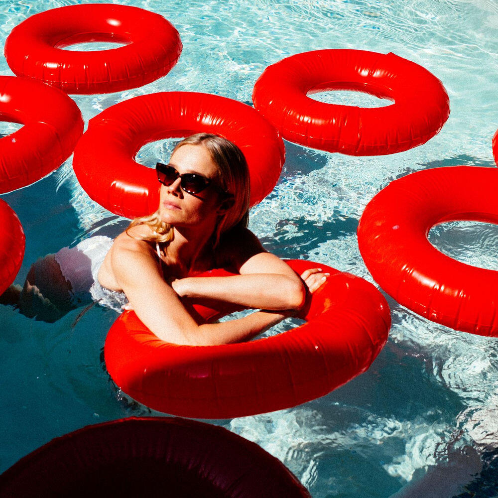 Релиз Swimming Pool