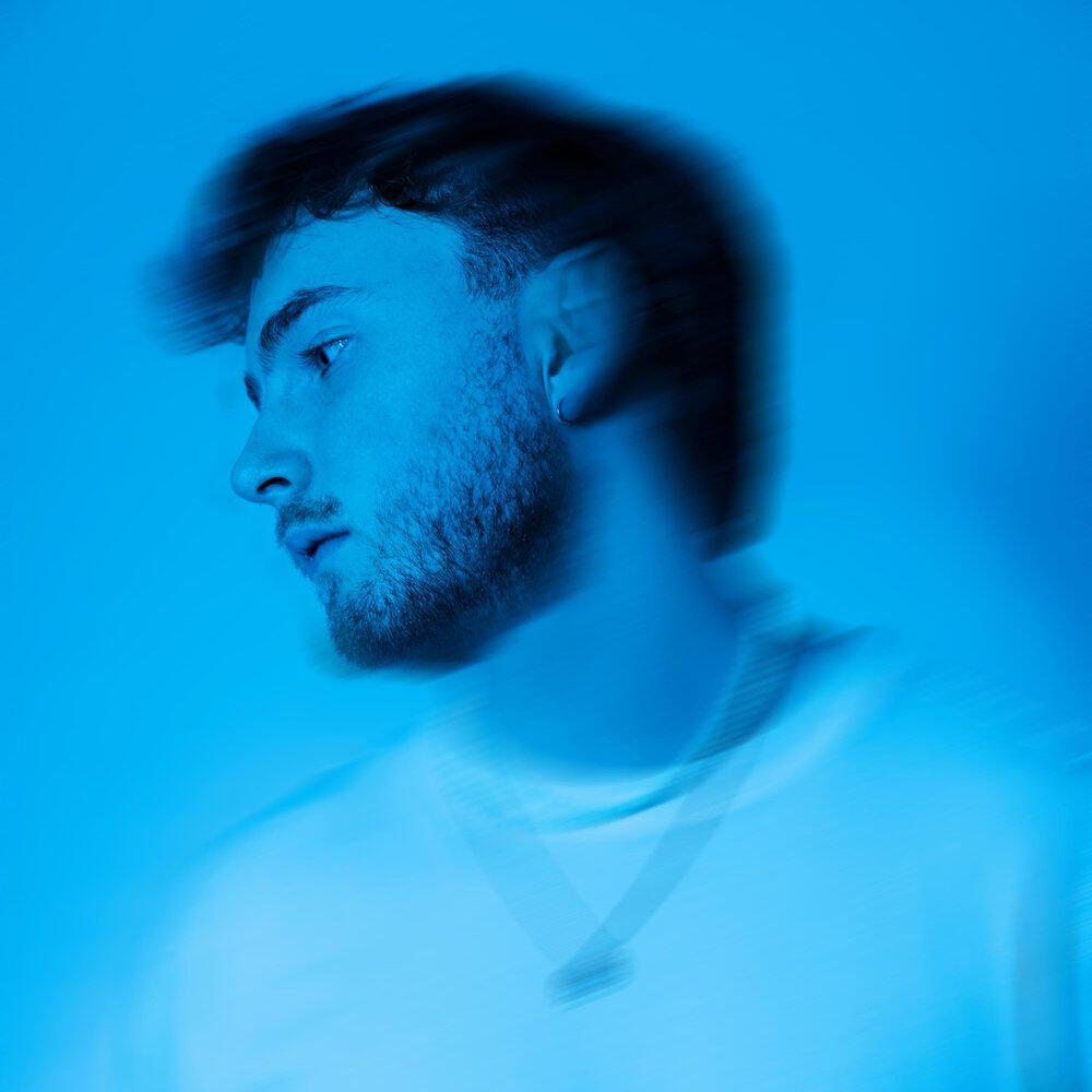 Релиз Hold Me Down
