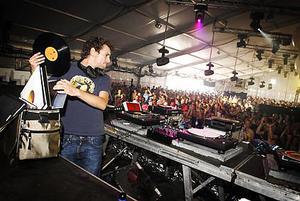 DJ 4t4