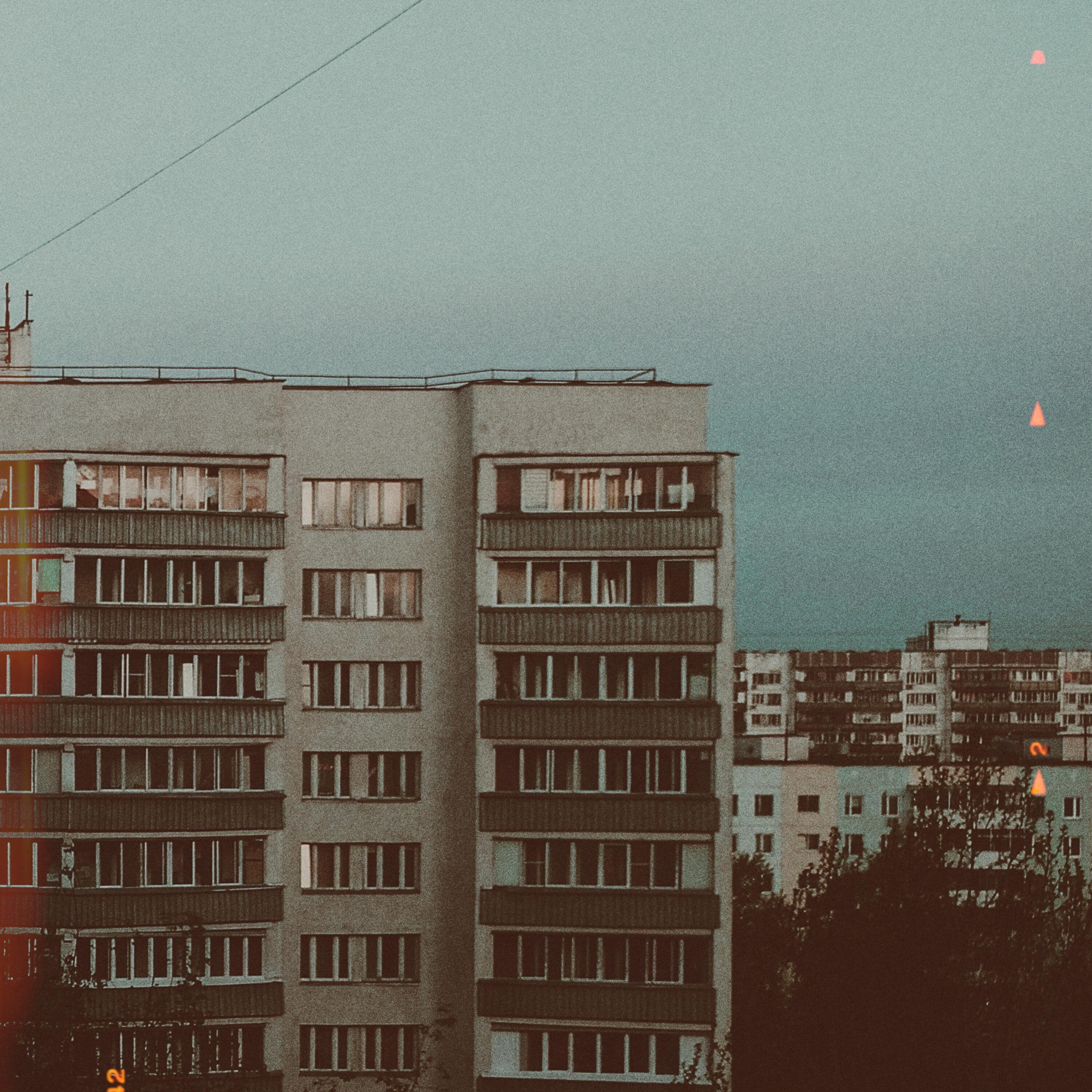 Релиз В окнах домов