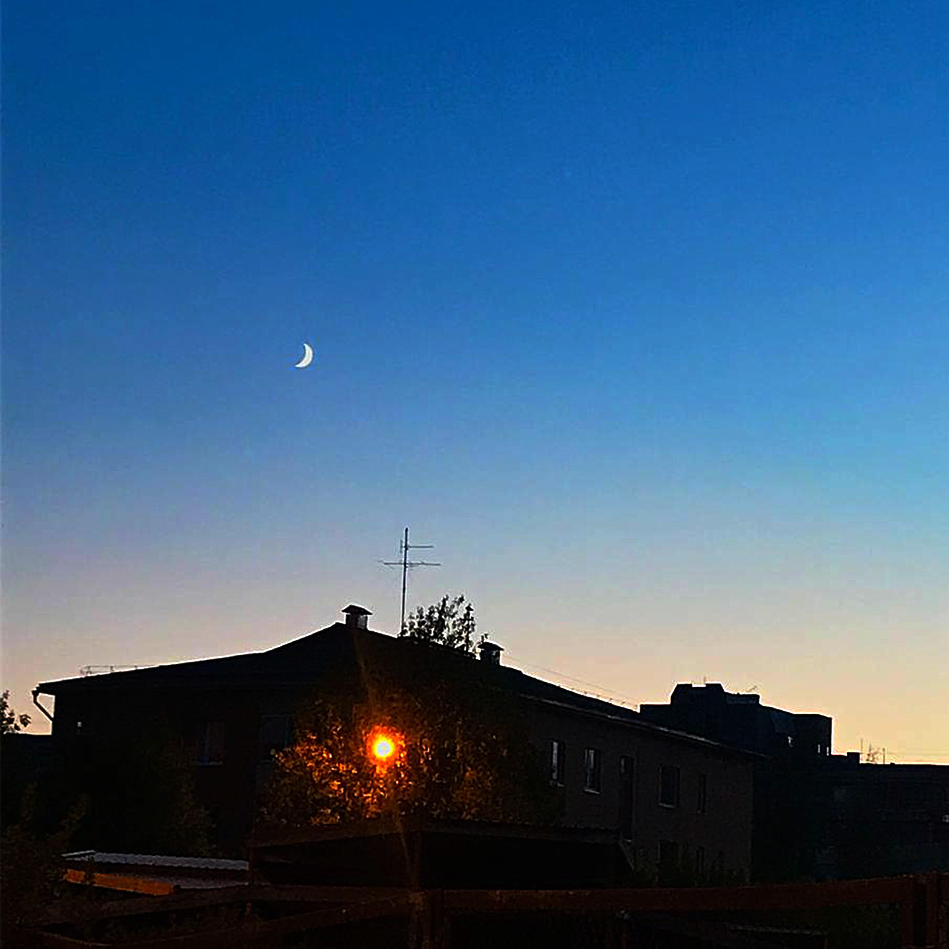 Релиз Around the Moon