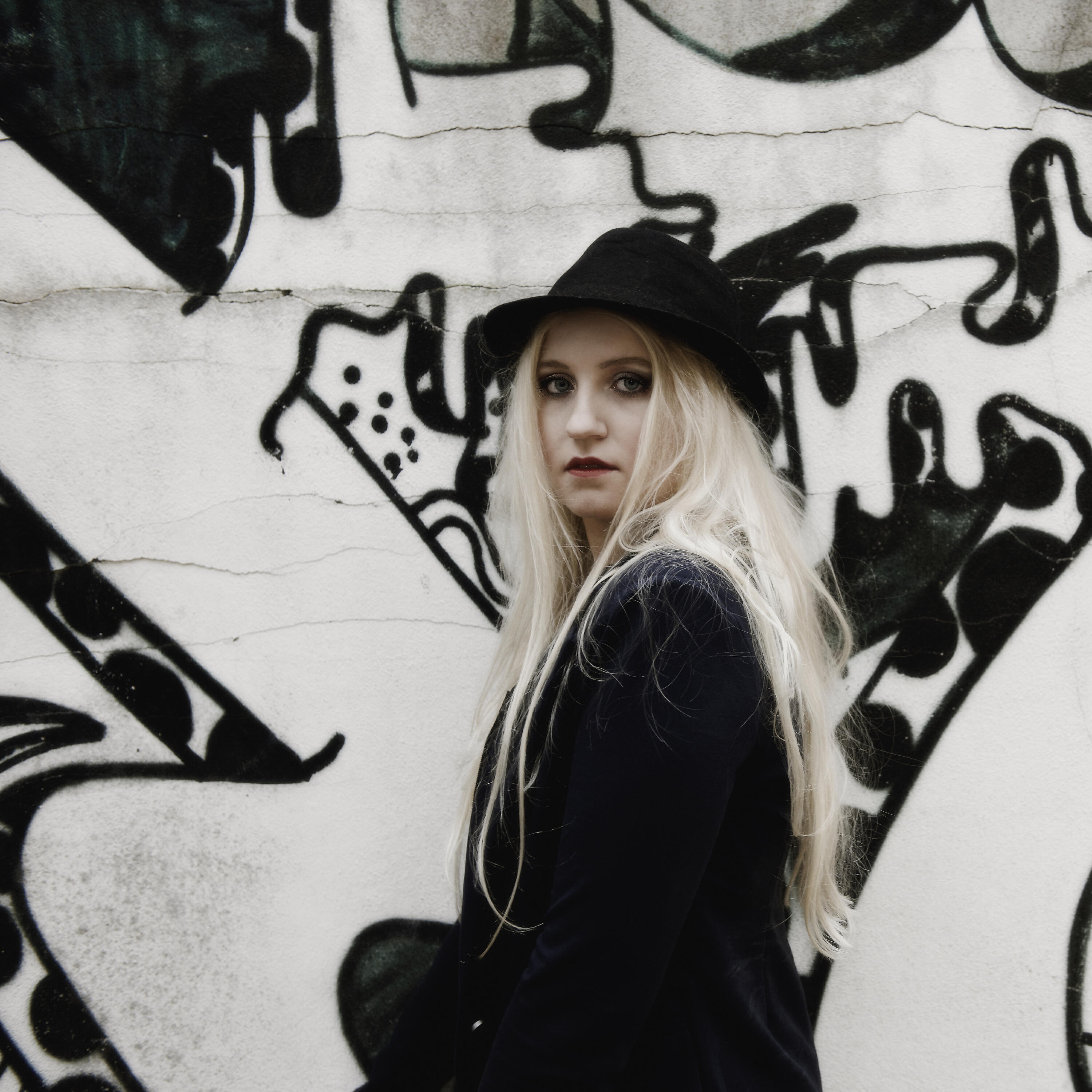 Релиз Broken Strings