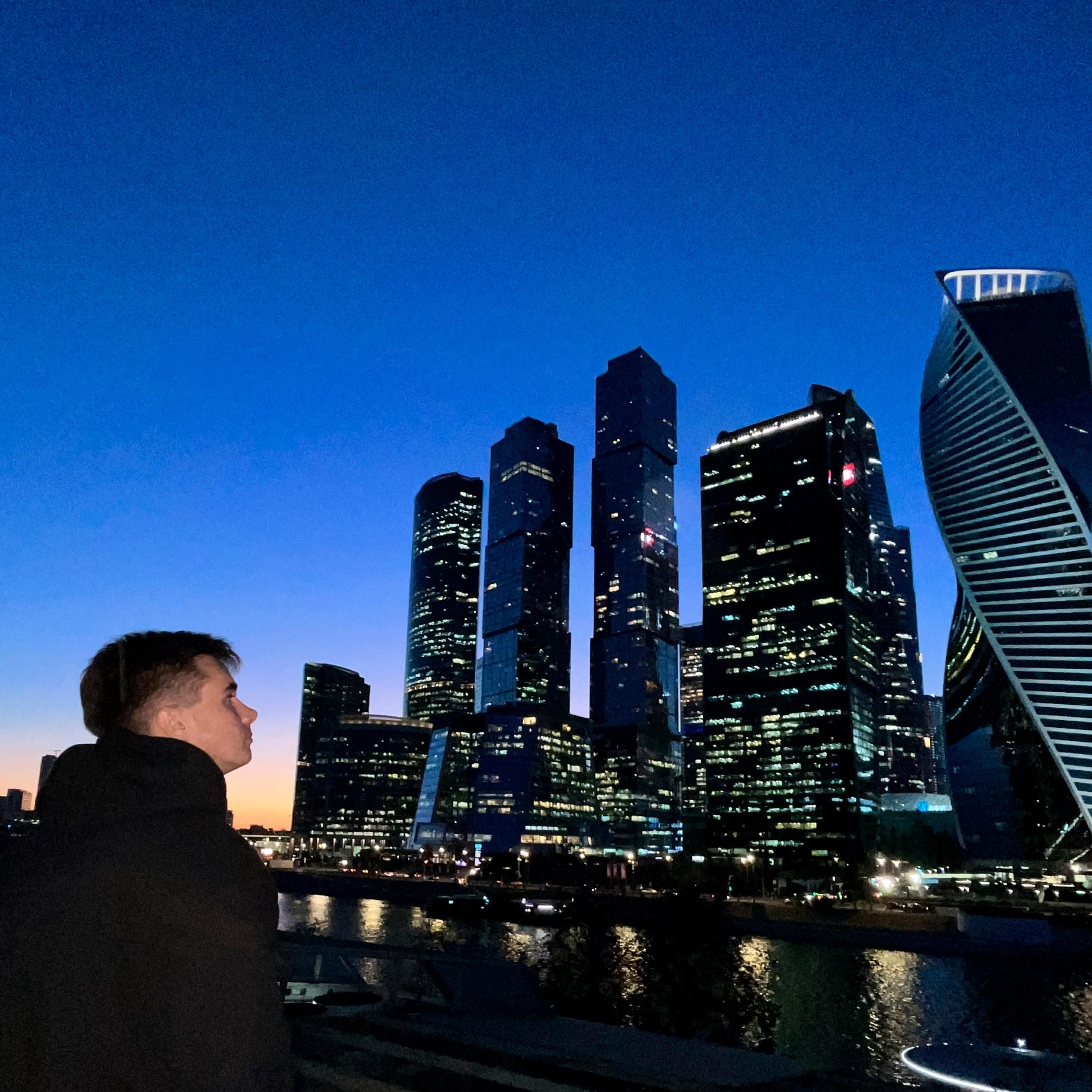 Релиз В огнях ночного города...
