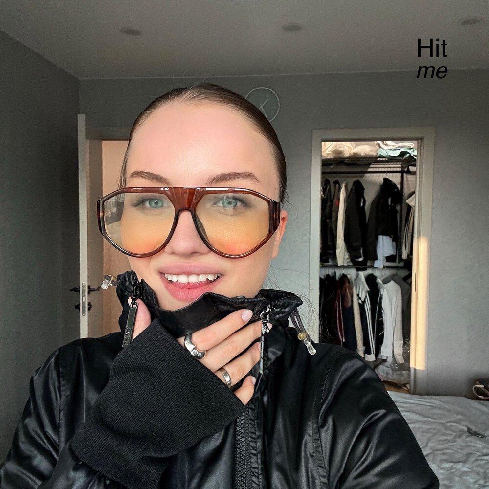 Релиз Hit Me