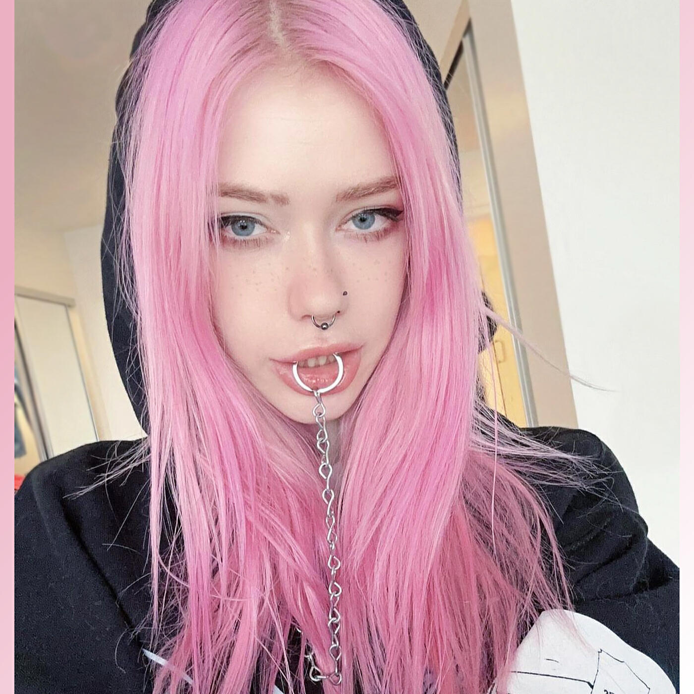Релиз E-Girl Famous