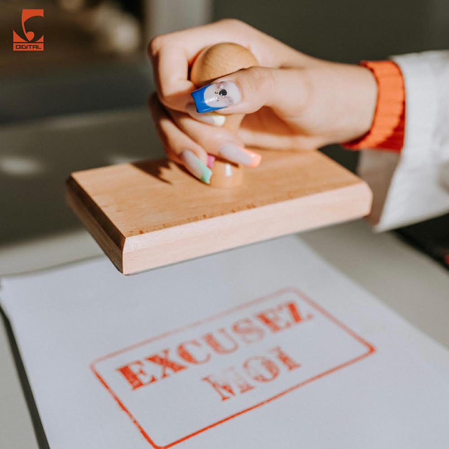 Релиз Excusez-moi