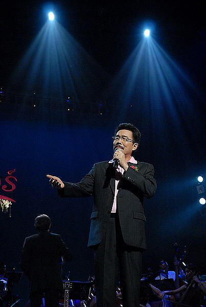 ชรัส เฟื่องอารมย์