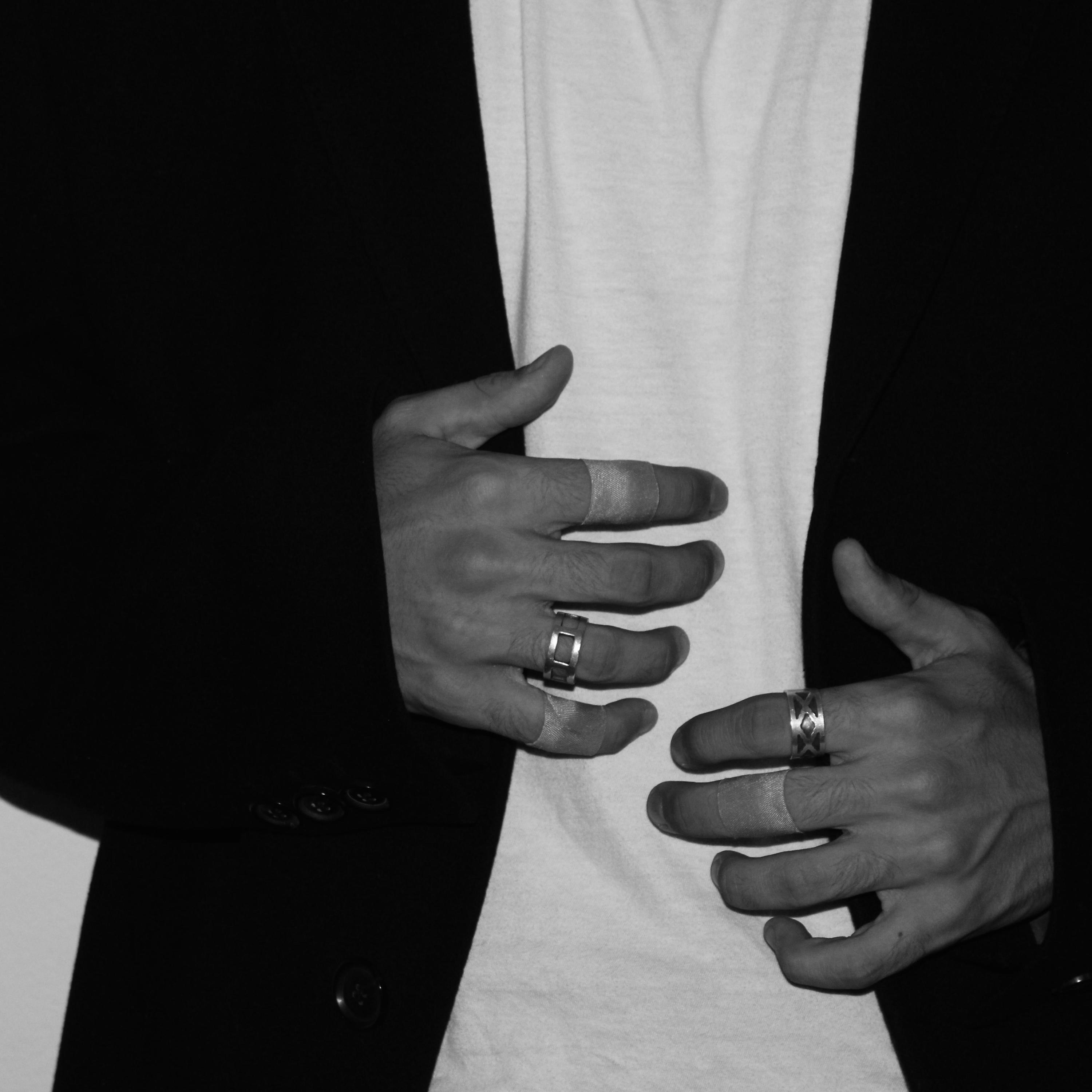 Релиз hold, a minute