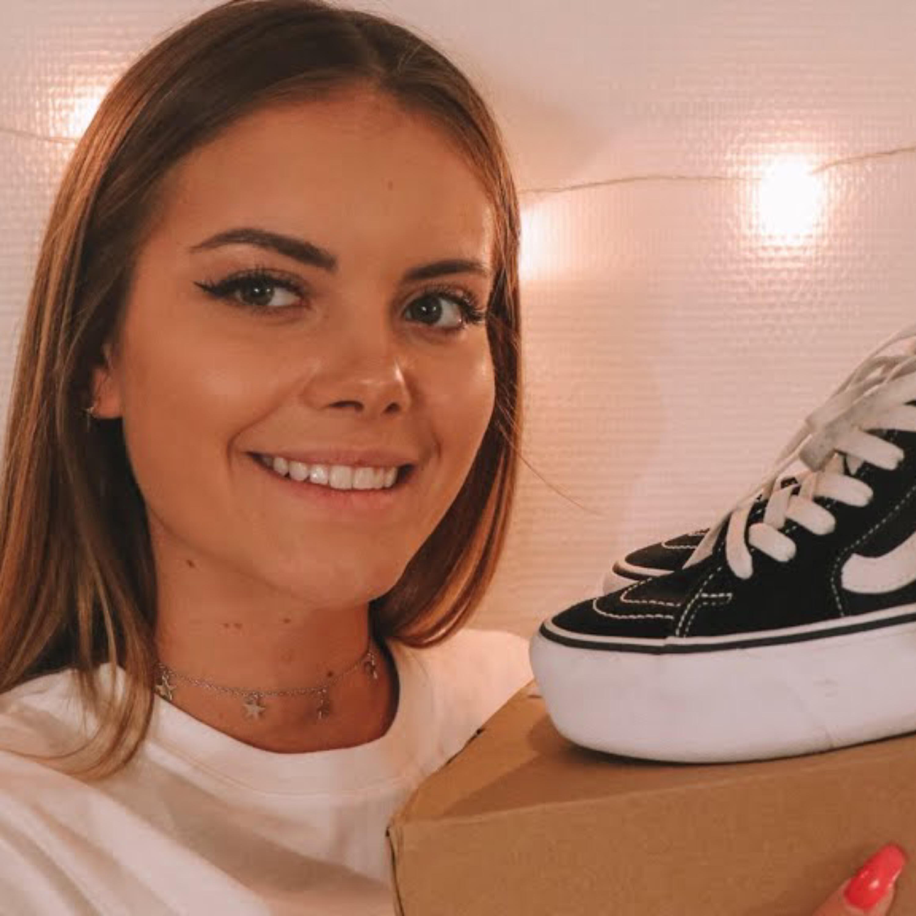 Релиз ROLEPLAY VENDEUSE DE CHAUSSURES